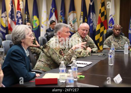 Glen VanHerck (Mitte), Kommandant, North American Aerospace Defense Command und U.S. Northern Command, U.S. Marine Corps Sgt. Maj. James Porterfield (rechts), NORAD und USNORTHCOM Command Senior Enlisted Leader, und Maj. General Randall V. Simmons Jr. (zweiter von rechts), Commander, Joint Task Force North, besprechen Initiativen zur Heimatverteidigung mit Dr. Heather Wilson (links), Präsidentin, Die University of Texas in El Paso (UTEP) und der ehemalige Sekretär der US-Luftwaffe, am Hauptsitz der Joint Task Force North (JTF-N), Fort Bliss, Texas, 14. Oktober 2022. Die Besprechung hob die Gegenbesprechung hervor Stockfoto