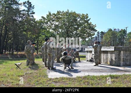 Die 2-113-ZOLL-Nationalgarde der New Jersey Army führt eine kollektive Zug-Plan-Angriff-/Live-Feuerübung auf Range 61 auf ASA Fort Dix 14-16 OCT durch, um sich auf ihre JRTC Combat Training Center-Übung im Jahr 2023 vorzubereiten. (Bilder werden vom Fort Dix (TSC) Training Support Center / Daniel Amburg zur Verfügung gestellt) Stockfoto