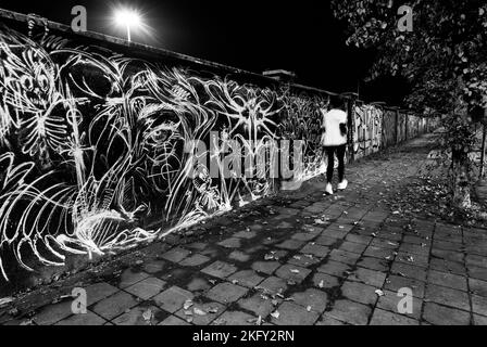Läufer laufen nachts in Mailand Stockfoto