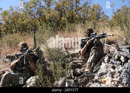 Personal Sgt. Dennis Sandoval und Sgt. Corey Cartrette, Kavallerie-Pfadfinder aus der 3.. Staffel, 61. Kavallerie-Regiment, 2. Stryker Brigade Combat Team, Fourth Infantry Division Beobachten Sie den Feind bei einer Feldübung am 14. Oktober 2022 in Fort Carson, Colorado. Die Scouts beobachteten Schlafbereiche, Fahrzeugkonfigurationen, Personalbewegungen und mehr während der Aufklärung. Stockfoto