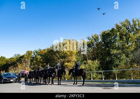 Zwei US Marine Corps V-22 Ospreys führen während des Trauerdienstes für den US Marine Corps Maj. Brendan O’Donnell in Abschnitt 83 des Arlington National Cemetery, Arlington, VA., 14. Oktober 2022 einen Überflug durch. O’Donnell trat im Oktober 1950 in das Marine Corps ein und kämpfte als zweiter Leutnant im Koreakrieg. Anfang April 1951 wurde O’Donnell zum Zugführer der Kompanie D, dem Bataillon 2. des Marineregiments 7., und unterstützte die Kavalleriedivision 1. der Armee. Sein Zug kämpfte zur Kansas-Linie, entlang der Parallele von 38. – der Trennlinie zwischen Nord- und Südkorea. Auf Ap Stockfoto