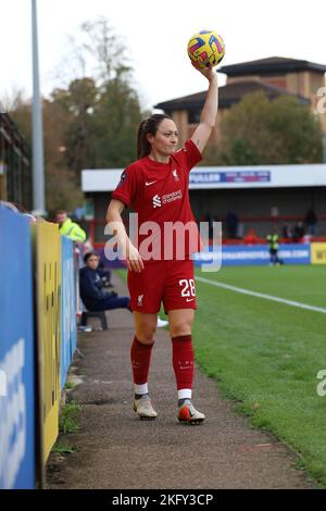 Crawley, Großbritannien. 20.. November 2022. Broadfiled Stadium, Crawley Town, Großbritannien, 20. November 2022 Megan Campbell (LIV, 28) bereitet sich auf einen ihrer langen Würfe während eines WSL-Spiels am 20.. November 2022 zwischen Brighton & Hove Albion und Liverpool FC Women im Broadfield Stadium, Crawley, Großbritannien (Bettina Weissensteiner/SPP) vor Quelle: SPP Sport Pressefoto. /Alamy Live News Stockfoto