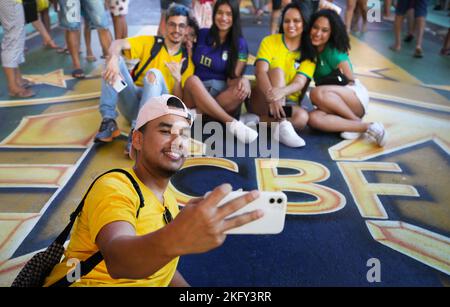 Manaus, Brasilien. 19.. November 2022. Fußball, Weltmeisterschaft 2022 in Katar. Fußballfans fotografieren sich in den Straßen der brasilianischen Stadt, die für die WM in Katar dekoriert ist. Kredit: Lucas Silva/dpa/Alamy Live Nachrichten Stockfoto