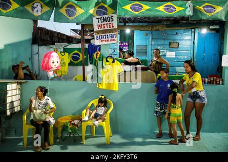 Manaus, Brasilien. 19.. November 2022. Fußball, Weltmeisterschaft 2022 in Katar. An einem Straßenkiosks in der brasilianischen Stadt, der für die Weltmeisterschaft in Katar dekoriert ist, werden Fußballtrikots sowie Getränke und Essen verkauft. Kredit: Lucas Silva/dpa/Alamy Live Nachrichten Stockfoto