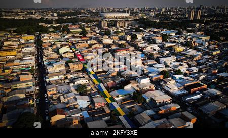 Manaus, Brasilien. 19.. November 2022. Fußball, Weltmeisterschaft 2022 in Katar. Bunte Fahnen hängen über einer brasilianischen Stadtstraße, die für die WM in Katar geschmückt ist. Kredit: Lucas Silva/dpa/Alamy Live Nachrichten Stockfoto