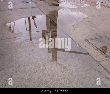 Eine große regen Pfütze Pools auf dem Boden in Dürre geritten Los Angeles. Stockfoto