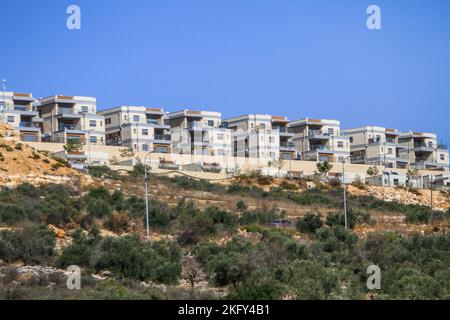 Salfit, Palästina. 20.. November 2022. Blick auf neue Gebäude in der jüdischen Siedlung Bruchin, in der Nähe des Dorfes Bruqin, westlich von Salfit, im besetzten Westjordanland. (Foto von Nasser Ishtayeh/SOPA Images/Sipa USA) Quelle: SIPA USA/Alamy Live News Stockfoto