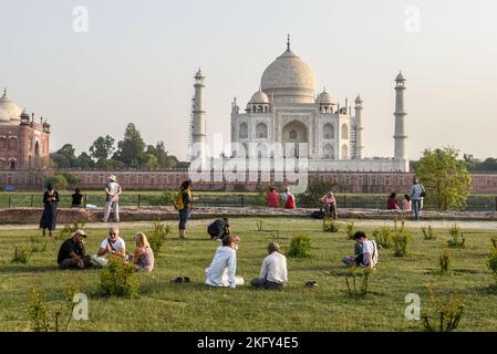 Touristen in den Gärten vor Taj Mahal, Agra, Uttar Pradesh, Indien Stockfoto