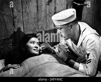 Emmanuelle Arsan, Richard Attenborough, Dreharbeiten zum Film „The Sand Pebbles“, 20. Century-Fox, 1966 Stockfoto