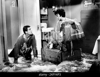 Robert Wagner, Carolyn Jones, am Set des Films, „Sail A Crooked Ship“, Columbia Pictures, 1961 Stockfoto