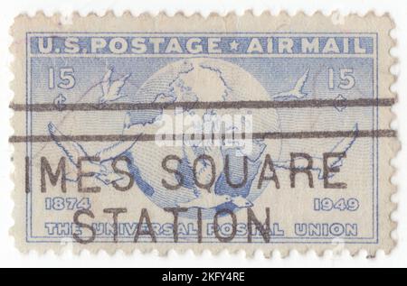 USA - 1949: Ein 15 Cent ultramariner Luftpoststempel, auf dem Globe und Tauben mit Botschaften abgebildet sind. 75. Jahre Universal Postal Union. Für die Vorauszahlung des Portos für alle per Luftpost versandten versandbaren Sachen. Die Universelle Postunion, gegründet durch den Vertrag von Bern von 1874, ist eine spezialisierte Agentur der Vereinten Nationen (UN), die die Postpolitik zwischen den Mitgliedsstaaten koordiniert, zusätzlich zum weltweiten Postsystem. Die UPU besteht aus vier Gremien, bestehend aus dem Kongress, dem Council of Administration (CA), dem Postal Operations Council (POC) und dem International Bureau (IB) Stockfoto