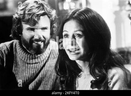 Kris Kristofferson, Sarah Miles, am Set des Films „The Sailor Who Fell from Grace with the Sea“, AVCO Embassy Picters, 1976 Stockfoto