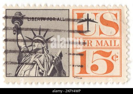 USA - 1961: Eine 15 Cent schwarze und orangefarbene Air Post-Marke, die die Freiheitsstatue darstellt. Für die Vorauszahlung des Portos für alle per Luftpost versandten versandbaren Sachen. Kolossale neoklassische Skulptur auf Liberty Island im New Yorker Hafen in New York City, in den Vereinigten Staaten. Die Kupferstatue, ein Geschenk des französischen Volkes, wurde vom französischen Bildhauer Frédéric Auguste Bartholdi entworfen und ihr Metallrahmen wurde von Gustave Eiffel gebaut. Die Statue wurde am 28. Oktober 1886 eingeweiht. Die Statue ist eine Figur von Libertas, einer robeten römischen Freiheitsgöttin Stockfoto