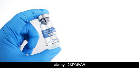 Monkeypox und Pockenvirus-Impfstoffflasche (MPXV) in einer Hand des medizinischen Personals mit horizontalem Kopierbereich auf weißem Hintergrund Stockfoto
