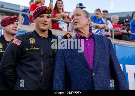 Sgt. 1. Class Morgan George vom Golden Knights Black Demonstrationsteam spricht mit dem ehemaligen Präsidenten George W. Bush während einer Southern Methodist University in Dallas, TX, 14.. Oktober 2022. Stockfoto