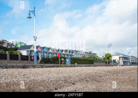 Bunte Hütten in der Küstenstadt Weymouth in Dorset, Großbritannien, selektiver Fokus Stockfoto