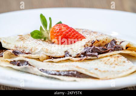 Pfannkuchen mit Schokolade und Erdbeere Stockfoto