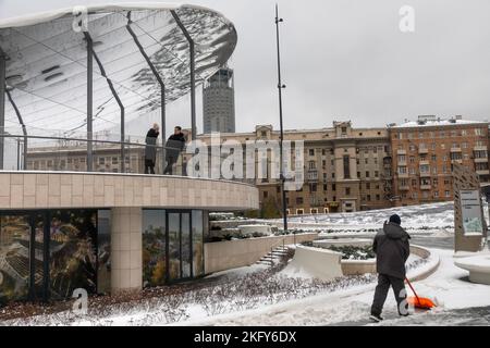 Moskau, Russland. 20.. November 2022 ein Mitarbeiter der kommunalen Dienste entfernt Schnee nach einem Schneefall auf dem Paweletskaya-Platz im Zentrum der Moskauer Stadt, Russland Stockfoto