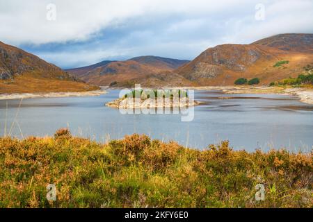 Loch Monar am Kopf des Glen Strathfarrar in den schottischen Highlands mit sehr niedrigem Wasserstand aufgrund eines heißen Sommers mit wenig Regen. Horizontal. Stockfoto