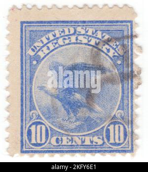 USA - 1911. Dezember 1: Ein 10 Cent Ultramarin Registration Stempel, der American Eagle zeigt. Das US-Postamt gab Amerikas ersten und einzigen Registrierungsstempel für die Vorauszahlung von Registrierungsgebühren heraus. Diese neue Briefmarke konnte nur zur Zahlung der Registrierungsgebühr verwendet werden und war nicht für das reguläre Porto gültig. Wenn diese Briefmarke zusätzlich zum regulären Porto verwendet wird, wurde eine zusätzliche Gebühr für einen Brief oder ein Paket erhoben, die besondere Sorgfalt und Handhabung bot. Nach Erhalt des Artikels musste der Empfänger eine Quittung unterschreiben Stockfoto