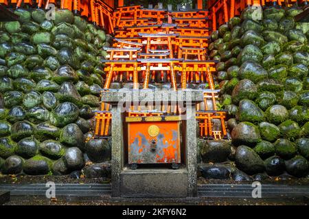 Heiligtum in Fushimi Inari Taisha in Kyoto Japan mit kleinen roten Toren niemand Stockfoto