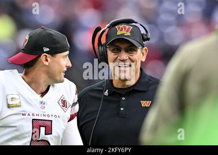 Houston, Texas, USA. 20.. November 2022. Washington Commanders Cheftrainer Ron Rivera spricht im ersten Quartal mit dem Punter Tress Way (5) gegen die Houston Texans im NRG Stadium. Pflichtkredit: Maria Lysaker-ZUMA Press (Kreditbild: © Maria Lysaker/ZUMA Press Wire) Kreditaufnahme: ZUMA Press, Inc./Alamy Live News Stockfoto