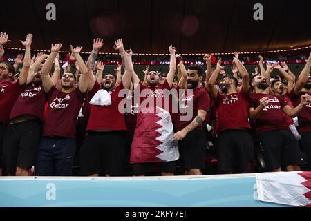 Doha, Katar. 20.. November 2022. Qatar-Fans unterstützen ihr Team beim FIFA World Cup Group A-Spiel 2022 im Al Bayt-Stadion in Doha, Katar, am 20. November 2022. Foto von Chris Brunskill/UPI Kredit: UPI/Alamy Live Nachrichten Stockfoto