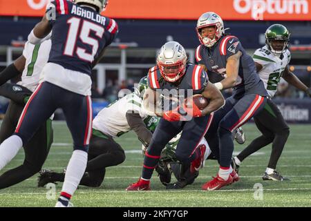 Foxborough, Usa. 20.. November 2022. New England Patriots laufen zurück Rhamondre Stevenson durchdringt die Verteidigung der New Yorker Jets während des Spiels im Gillette Stadium in Foxborough, Massachusetts am Sonntag, den 20. November 2022. Foto von Amanda Sabga/UPI Credit: UPI/Alamy Live News Stockfoto