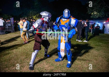 Neu-Delhi, Indien. 20.. November 2022. Männer, die in Spielcharakter gekleidet sind, posieren während des Red Bull M.E.O. für Fotos (Mobile Esports Open) Finale der Saison 5 im Sunder Nursery. Satte 176K Spieler nahmen am Red Bull M.E.O. Teil Qualifikationsspiele der Saison 5, die in 3 Titeln, der Cricket-Weltmeisterschaft, Pokémon UNITE und Clash of Clans ausgetragen werden. Die nationalen Gewinner in jedem Titel gewinnen das ultimative Red Bull Racing Erlebnis. Kredit: SOPA Images Limited/Alamy Live Nachrichten Stockfoto