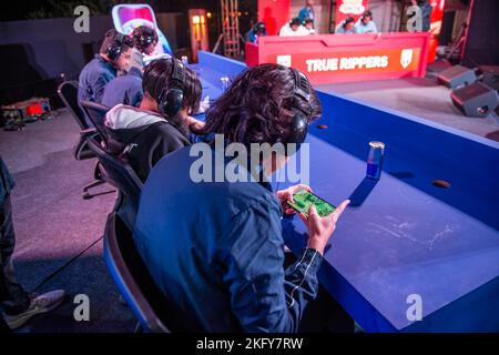 Neu-Delhi, Indien. 20.. November 2022. Die Gruppe der indischen Esports Gamer tritt beim Red Bull M.E.O. an (Mobile Esports Open) Finale der Saison 5 im Sunder Nursery. Satte 176K Spieler nahmen am Red Bull M.E.O. Teil Qualifikationsspiele der Saison 5, die in 3 Titeln, der Cricket-Weltmeisterschaft, Pokémon UNITE und Clash of Clans ausgetragen werden. Die nationalen Gewinner in jedem Titel gewinnen das ultimative Red Bull Racing Erlebnis. Kredit: SOPA Images Limited/Alamy Live Nachrichten Stockfoto