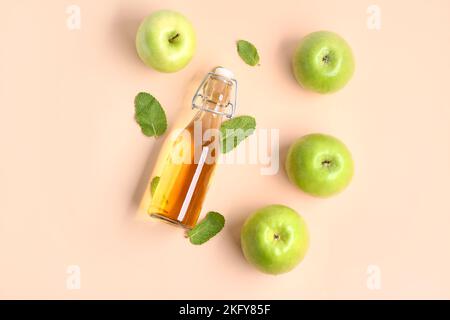 Komposition mit einer Flasche Apfelessig auf farbigem Hintergrund Stockfoto