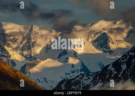 Blick auf Morteratsch und schneebedeckte Berge, Bernina-Massiv in der Schweiz Stockfoto