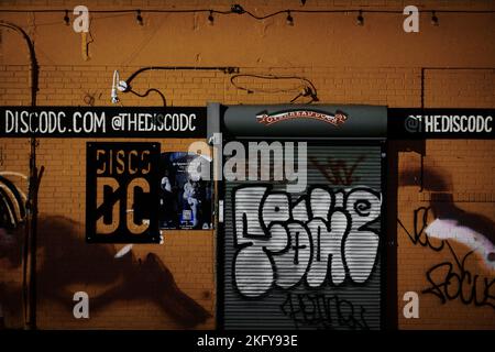 Das Graffiti an der Wand mit dem Text 'Disco DC' Stockfoto