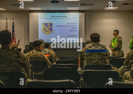 Mitglieder der 374. Logistics Readiness Squadron bieten Airmen vom 14. Oktober 2022 auf dem Yokota Air Base, Japan, eine Einweisung in den Personaleinsatz. Die Personaleinsatzfunktion stellt sicher, dass die Anforderungen an die Einsatzbereitschaft von Airmen erfüllt werden, was die Bewegung des Personals beschleunigt. Stockfoto