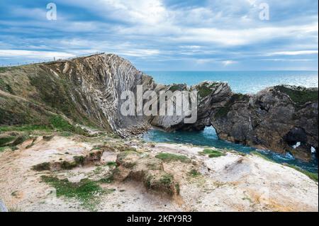 Schöne Aussicht auf Stair Hole, kleine Bucht westlich von Lulworth Cove in Dorset, Untited Kingdom. Blick auf Felsformationen und naturgemachte Höhlen und blaues Meer, selektiver Fokus Stockfoto