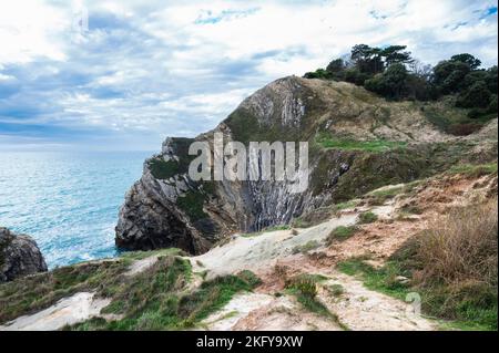 Schöne Aussicht auf Stair Hole, kleine Bucht westlich von Lulworth Cove in Dorset, Untited Kingdom. Blick auf Felsformationen und naturgemachte Höhlen und blaues Meer, selektiver Fokus Stockfoto