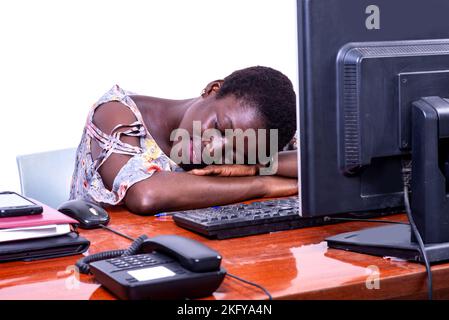 Porträt einer müden jungen Geschäftsfrau, die im Büro schläft. Stockfoto