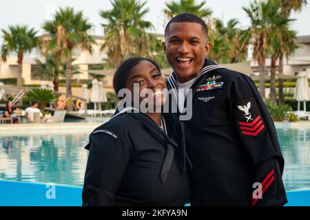 UNTERSTÜTZUNG DER MARINE SOUDA BAY, Griechenland (Okt 14, 2022) Yeoman 2. Class Erica Williams und Yeoman 1. Class Timothy Tims posieren zusammen während der Naval Support Activity (NSA) Souda Bay's Navy Ball, der am 14. Oktober 2022 im Avra Imperial Resort in Kolymbari, Kreta, Griechenland, stattfand. NSA Souda Bay ist eine operationelle Landinstallation, die es den US-, Alliierten-, Koalitions- und Partnernationstruppen ermöglicht und unterstützt, die Sicherheit und Stabilität in den Verantwortungsbereichen der europäischen, afrikanischen und zentralen Kommandos zu bewahren. Stockfoto