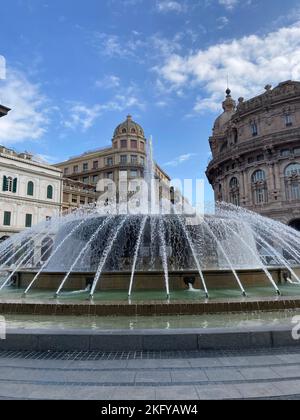 Eine vertikale Aufnahme der Piazza De Ferrari, dem Hauptplatz von Genua. Italien Stockfoto