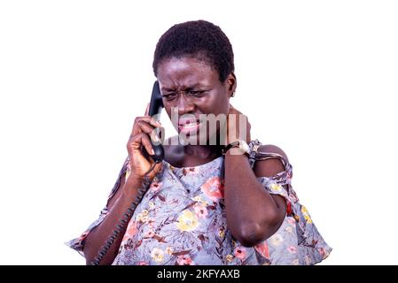 Porträt einer schönen jungen Frau mit engem Gesicht, die auf dem Handy spricht. Stockfoto