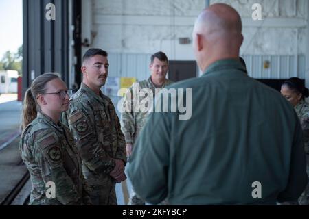 U.S. Air Force Airman 1. Class Lily Studley, 74. Fighter Generation Squadron Assistant dedizierter Crewchef, links, Und Senior Airman Trevor Kubina, 74. FGS engagierter Crew-Chef, zweiter von links, erhalten wissensbasierte Fragen von Col. Edward Balzer, stellvertretender Kommandant der 23. Fighter Group, während eines Top Tiger-Wettbewerbs auf der Moody Air Force Base, Georgia, am 14. Oktober 2022. Top Tiger ist ein vierteljährlicher Wettbewerb, bei dem die engagierten und assistentenengagierten Crew-Chefs die Kenntnisse der Wartungsanweisungen der Luftwaffe, des Erscheinungsbilds von Uniformen und Flugzeugen sowie des Zustands ihrer Flugzeugwartung testen Stockfoto