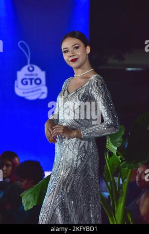 Leon, Mexiko. 19 NOV 2022: Model läuft auf der BJXMODA VESTIVO Fashion Show auf der Piste. Credits: JVMODEL / Alamy Live News Stockfoto