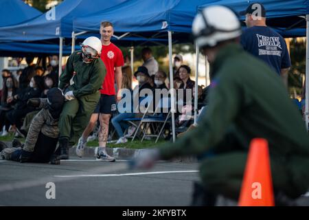 Ein Konkurrent schleppt einen Dummy während des jährlichen Fire Prevention Week Fire Muster Wettbewerbs auf der Misawa Air Base, Japan, 14. Oktober 2022. Der Muster ermöglicht es Community-Mitgliedern, sich an freundschaftlichen Wettbewerben, Kameradschaft und Teamarbeit zu beteiligen. Stockfoto