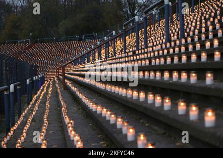 Herne, Deutschland. 20. Nov, 2022. firo: 20.11.2022, Fußball, Fußball, Weltmeisterschaft 2022 Katar, Protestaktion der AWO in Herne im Stadion von Westfalia Herne Schloss Strunkede zur Erinnerung an die vielen toten Wanderarbeiter in Katar/Doha 6500 sandgefüllte Fußbälle - symbolisch für die verstorbenen Arbeiter und 20.000 Grabkerzen sollen an die verstorbene Trauerzeremonie erinnern Quelle: dpa/Alamy Live News Stockfoto