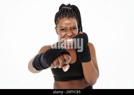 Schwarze Sportlerin trägt Verbandsboxen beim Training isoliert auf weißem Hintergrund Stockfoto