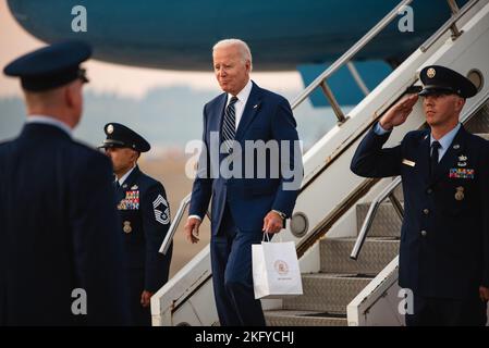 Der Präsident der Vereinigten Staaten, Joseph Biden, geht von Air Force One aus, nachdem er am 14. Oktober 2022 in Portland Air National Guard, Oregon, angekommen ist. Dies ist Präsident Bidens zweiter Besuch in diesem Jahr. Stockfoto