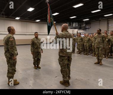 Die Militärpolizei von 387. führte am 15. Oktober 2022 eine Farbsteinzeremonie in Camp Atterbury, Indiana, durch. Die Militärpolizei von 387. blickt auf eine lange Geschichte zurück. Es wurde erstmals am 6. November 2006 in New Albany staatlich anerkannt. Die Einheit wurde dann 2009 zusammen mit der Militärpolizei 384. in Mosul, Irak, eingesetzt, um die Operation Iraqi Freedom zu unterstützen. Im Jahr 2010 reagierte die Militärpolizei von 387. auf ein Erdbeben in Haiti und wurde zwei Jahre später erneut mit der Militärpolizei-Unterstützungsgesellschaft von 381. in Afghanistan unter der Task Force Guardian in sup eingesetzt Stockfoto