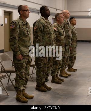 Die Militärpolizei von 387. führte am 15. Oktober 2022 eine Farbsteinzeremonie in Camp Atterbury, Indiana, durch. Die Militärpolizei von 387. blickt auf eine lange Geschichte zurück. Es wurde erstmals am 6. November 2006 in New Albany staatlich anerkannt. Die Einheit wurde dann 2009 zusammen mit der Militärpolizei 384. in Mosul, Irak, eingesetzt, um die Operation Iraqi Freedom zu unterstützen. Im Jahr 2010 reagierte die Militärpolizei von 387. auf ein Erdbeben in Haiti und wurde zwei Jahre später erneut mit der Militärpolizei-Unterstützungsgesellschaft von 381. in Afghanistan unter der Task Force Guardian in sup eingesetzt Stockfoto