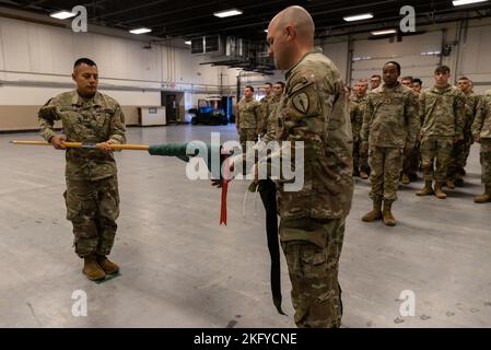 Die Militärpolizei von 387. führte am 15. Oktober 2022 eine Farbsteinzeremonie in Camp Atterbury, Indiana, durch. Die Militärpolizei von 387. blickt auf eine lange Geschichte zurück. Es wurde erstmals am 6. November 2006 in New Albany staatlich anerkannt. Die Einheit wurde dann 2009 zusammen mit der Militärpolizei 384. in Mosul, Irak, eingesetzt, um die Operation Iraqi Freedom zu unterstützen. Im Jahr 2010 reagierte die Militärpolizei von 387. auf ein Erdbeben in Haiti und wurde zwei Jahre später erneut mit der Militärpolizei-Unterstützungsgesellschaft von 381. in Afghanistan unter der Task Force Guardian in sup eingesetzt Stockfoto