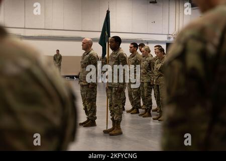 Die Militärpolizei von 387. führte am 15. Oktober 2022 eine Farbsteinzeremonie in Camp Atterbury, Indiana, durch. Die Militärpolizei von 387. blickt auf eine lange Geschichte zurück. Es wurde erstmals am 6. November 2006 in New Albany staatlich anerkannt. Die Einheit wurde dann 2009 zusammen mit der Militärpolizei 384. in Mosul, Irak, eingesetzt, um die Operation Iraqi Freedom zu unterstützen. Im Jahr 2010 reagierte die Militärpolizei von 387. auf ein Erdbeben in Haiti und wurde zwei Jahre später erneut mit der Militärpolizei-Unterstützungsgesellschaft von 381. in Afghanistan unter der Task Force Guardian in sup eingesetzt Stockfoto